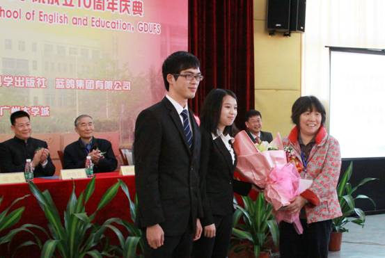 第一任院长李海丽欣然接受师生代表鲜花